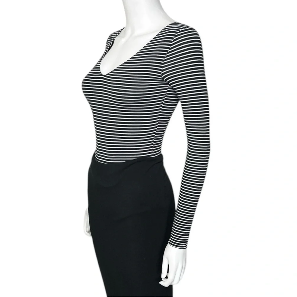 Everlane The Long Sleeve V-Neck Bodysuit in Black/White Stripe - sz XXS